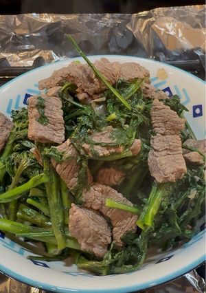 Hình của món Bò xào rau tần ô.