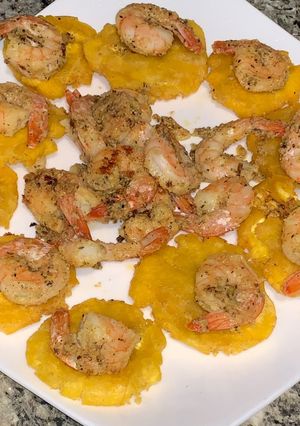 Una foto de Tostones con camarones