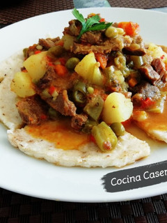 Una foto de Goulash con verduras 🍅🥔🍖