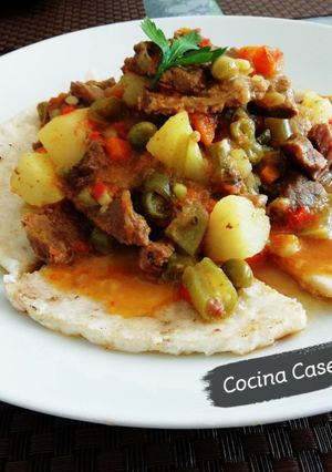 Una foto de Goulash con verduras 🍅🥔🍖