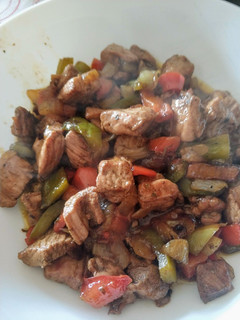 Una foto de Pavo con sofrito de verduras
