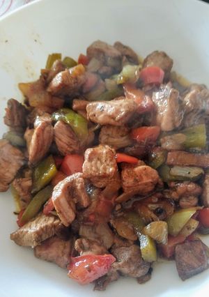 Una foto de Pavo con sofrito de verduras