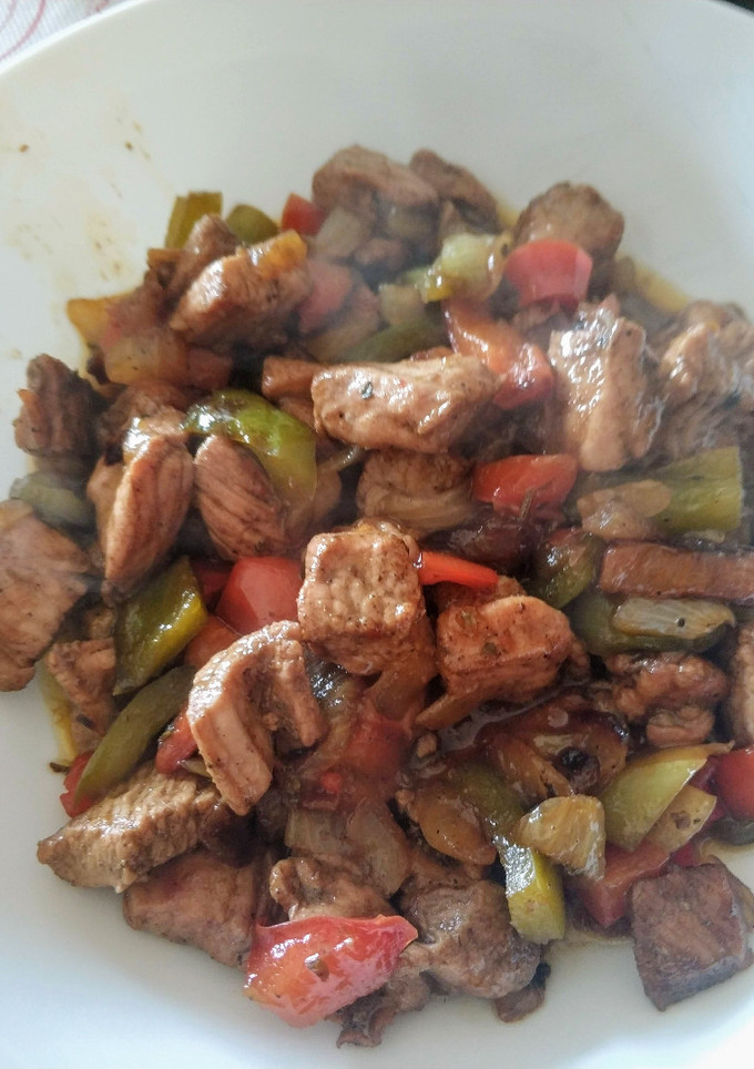 Una foto de Pavo con sofrito de verduras