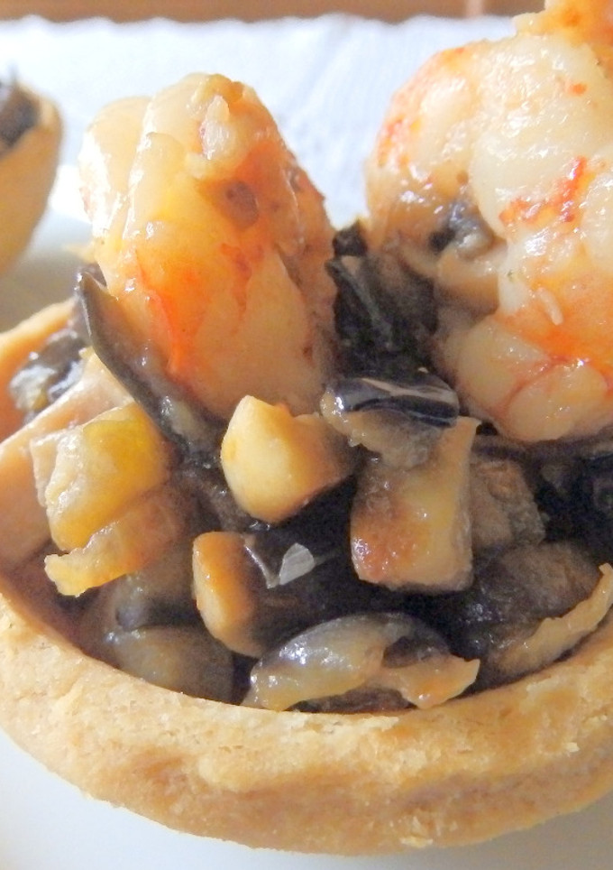 Una foto de Mini quichés de langostinos y champiñones