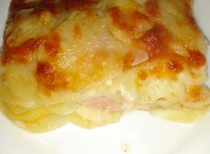 Foto di Parmigiana di patate con prosciutto cotto e formaggio
