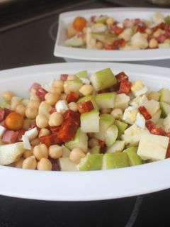 Una foto de Ensalada de garbanzos con jamón, queso y chorizo