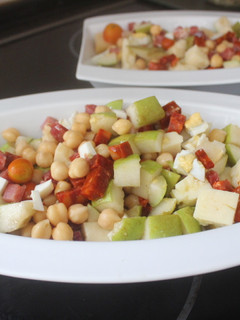 Una foto de Ensalada de garbanzos con jamón, queso y chorizo