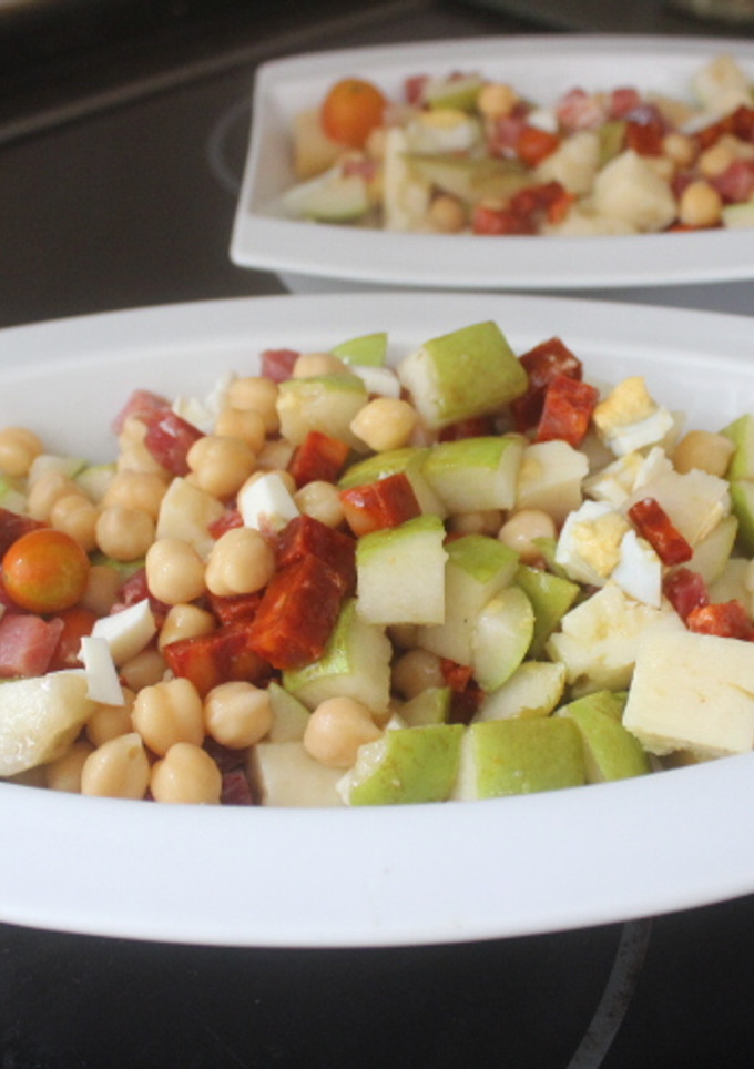 Una foto de Ensalada de garbanzos con jamón, queso y chorizo