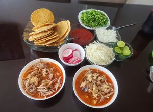 Una foto de Pozole rojo