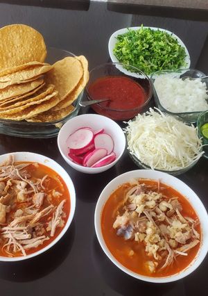 Una foto de Pozole rojo