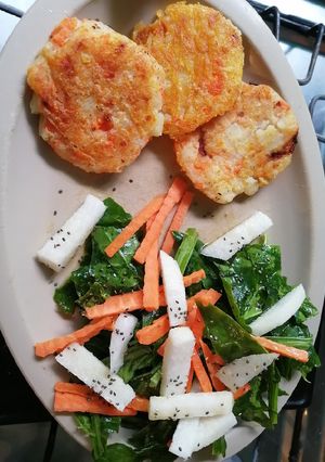 Una foto de Tortitas de papa y zanahoria con ensalada