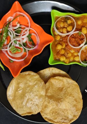 છોલે ભટુરે(Chhole Bhature recipe in Gujarati) રેસીપી મુખ્ય ફોટો