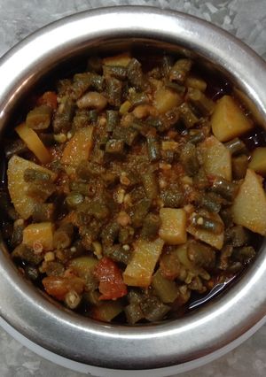 લીલી ચોળી બટાકા નું શાક (Lili Chori Bataka Shak Recipe In Gujarati) રેસીપી મુખ્ય ફોટો