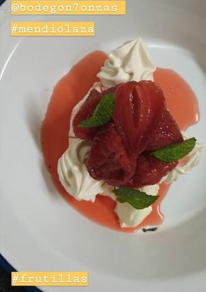 Una foto de Frutilla, crema y merengue