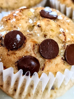 Foto principal de Magdalenas de plátano y yogur griego con chispas de chocolate