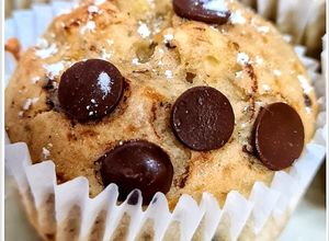 Foto principal de Magdalenas de plátano y yogur griego con chispas de chocolate