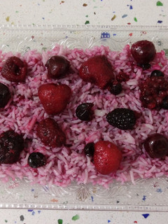 Una foto de Arroz salteado con frutas del bosque