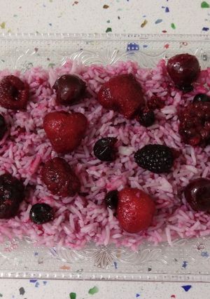 Una foto de Arroz salteado con frutas del bosque