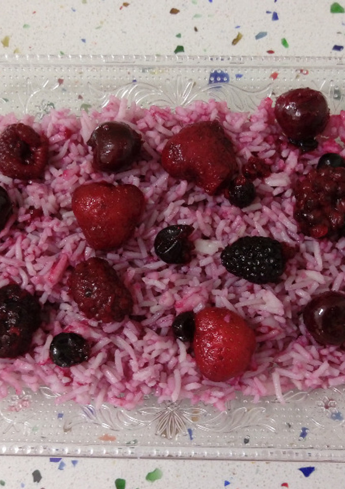 Una foto de Arroz salteado con frutas del bosque
