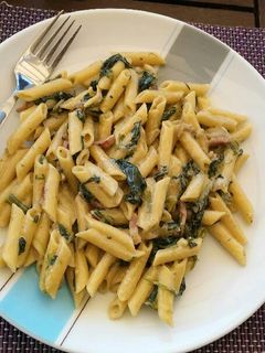 Una foto de Macarrones con espinacas