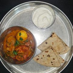 A picture of Bharela Ringda Batata with soft roti(kathiyawadi sabzi).