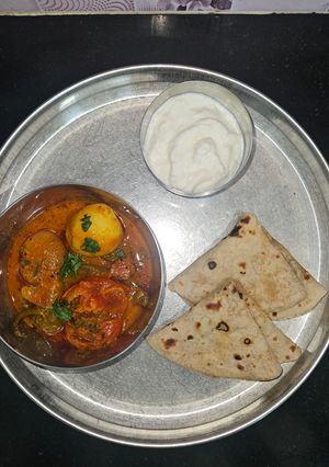 A picture of Bharela Ringda Batata with soft roti(kathiyawadi sabzi).