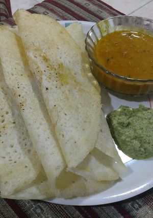 A picture of Sambhar dosa with chutney.