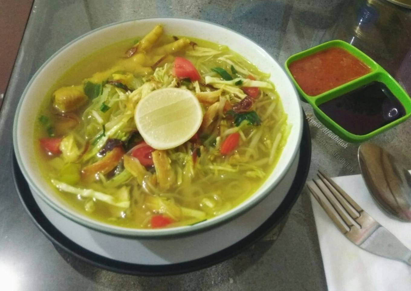 Soto ayam bumbu ungkepan ayam kuning