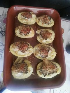 Una foto de Patatas rellenas de setas y gambas