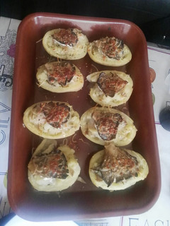 Una foto de Patatas rellenas de setas y gambas