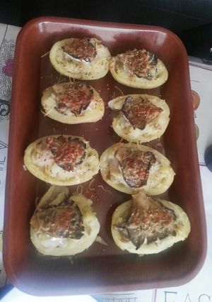 Una foto de Patatas rellenas de setas y gambas