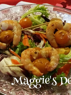 Una foto de Ensalada con brochetas de gamba