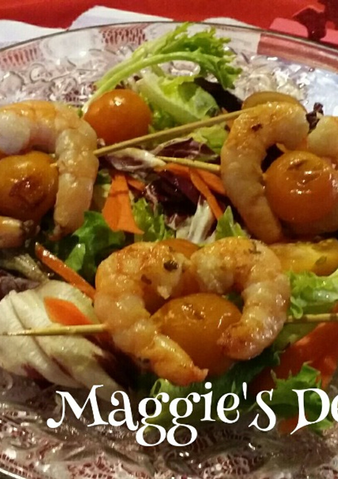 Una foto de Ensalada con brochetas de gamba