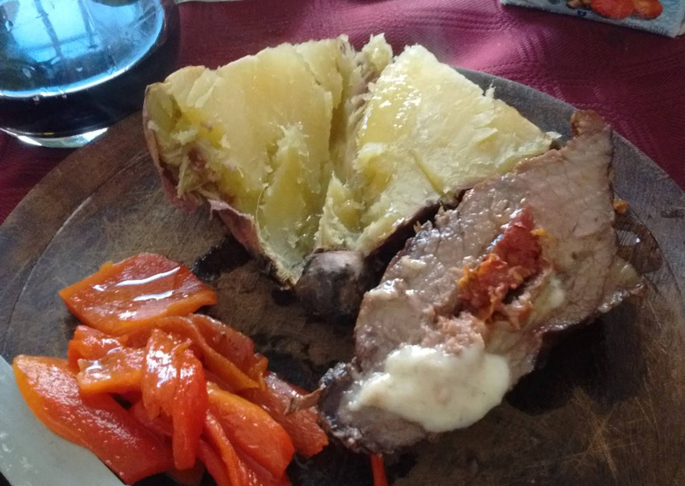 Asado a la parrilla de colita de cuadril rellena acompañado de batatas y morron asado