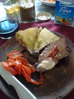 Una foto de Asado a la parrilla de colita de cuadril rellena acompañado de batatas y morron asado