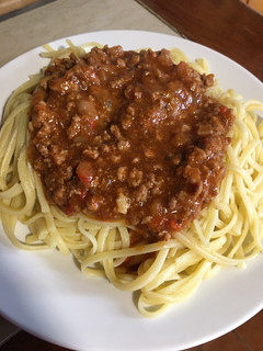 Una foto de Tallarines con salsa bologñesa