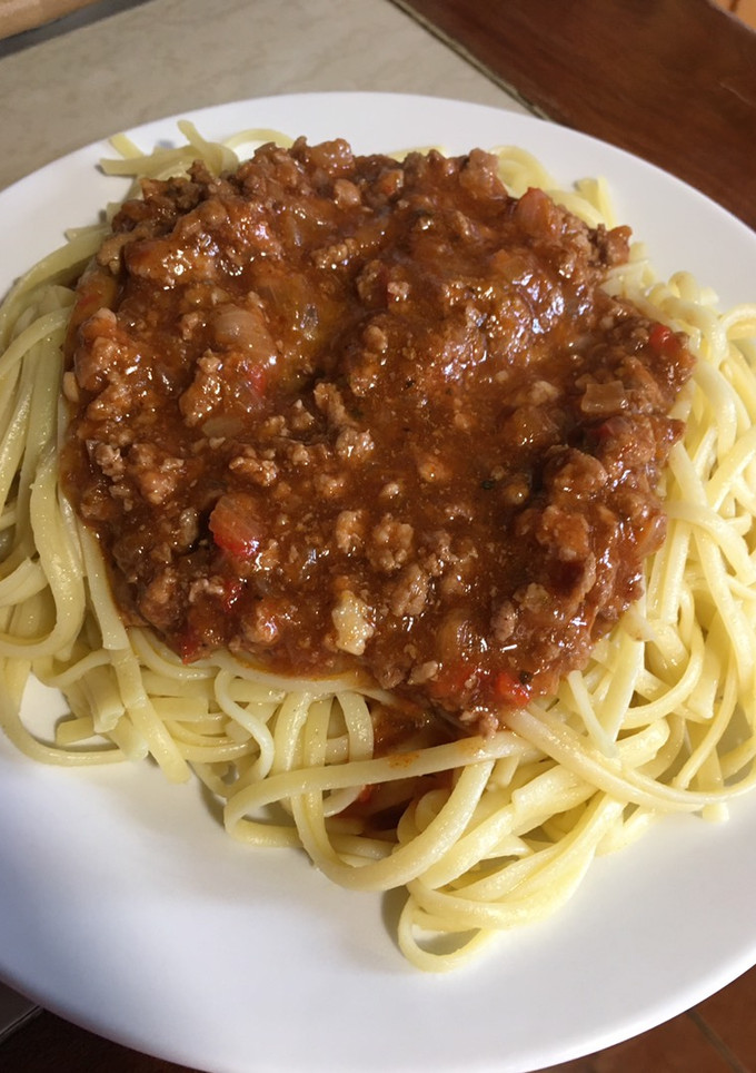 Una foto de Tallarines con salsa bologñesa