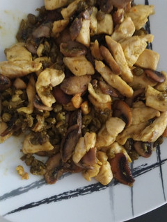 Una foto de Salteado de pollo con champiñones y guisantes