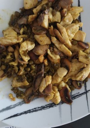 Una foto de Salteado de pollo con champiñones y guisantes