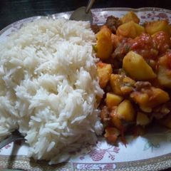 A picture of Rice served with beef stew.