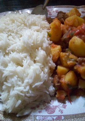 A picture of Rice served with beef stew.