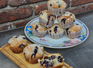 Una foto de MUFFINS DE VAINILLA Y ARÁNDANOS CON CRUMBLE 🫐🧁