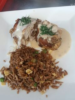 Una foto de Cordón blue con arroz chaufa