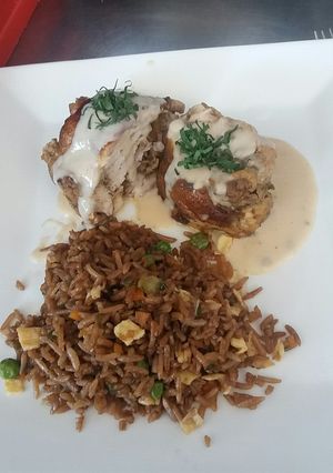 Una foto de Cordón blue con arroz chaufa