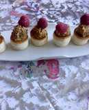 Bombón de foie con crujiente de almendra, sobre vol-au-vant Relleno de crema de frambuesas