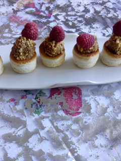 Una foto de Bombón de foie con crujiente de almendra, sobre vol-au-vant Relleno de crema de frambuesas