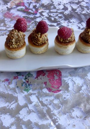 Una foto de Bombón de foie con crujiente de almendra, sobre vol-au-vant Relleno de crema de frambuesas