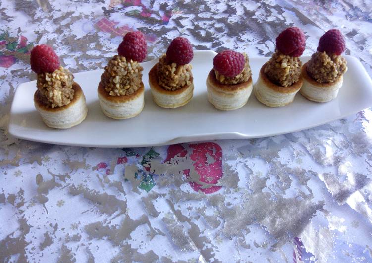 Bombón de foie con crujiente de almendra, sobre vol-au-vant Relleno de crema de frambuesas