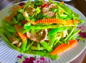 Hình của món Đậu que cà rốt xào thịt nạc.