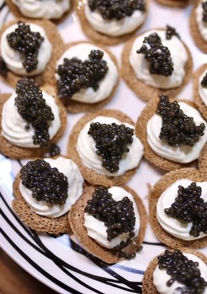 Hình của món Galette Kiều Mạch Kem Tươi & Trứng Cá Tầm (Caviar) Muối.